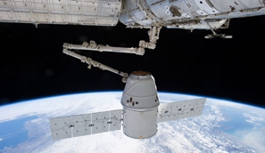 Realistic Space X Dragon and Dragon V2